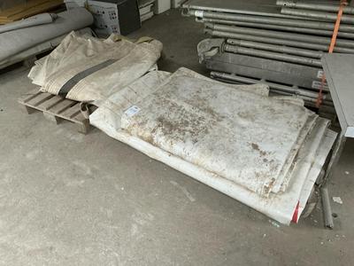 Übersichtsbild von Various construction tarpaulins